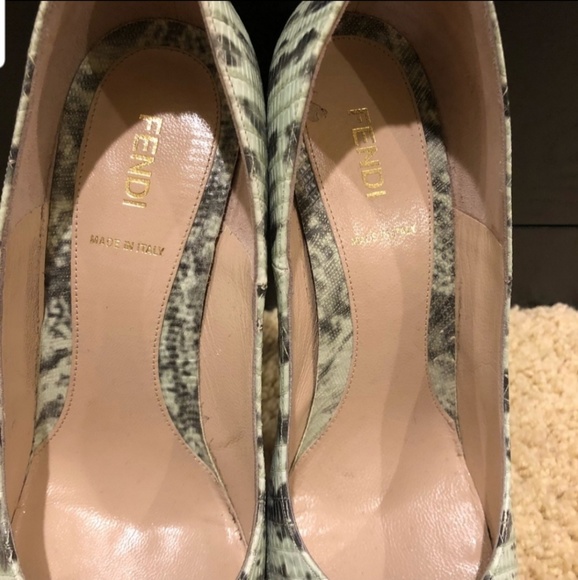 Fendi Fendista Lizard Embossed Platinum Pumps - Picture 3 of 7